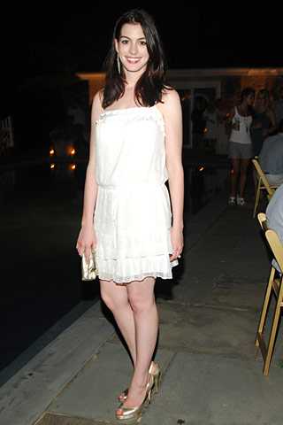 Anne Hathaway Fashion Dress. This is very nice and beautiful dress.