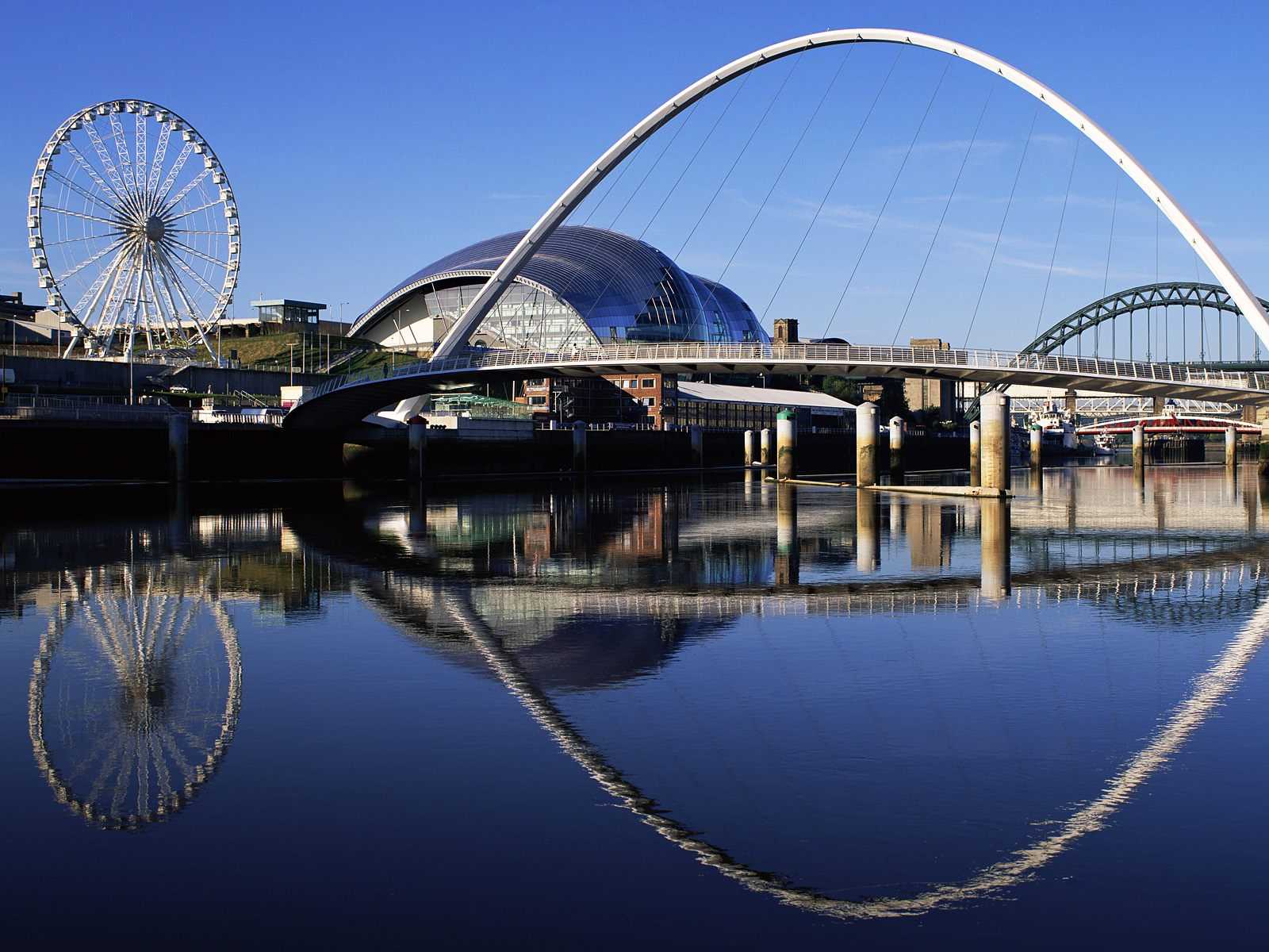 Gateshead_Millennium_Bridge_England
