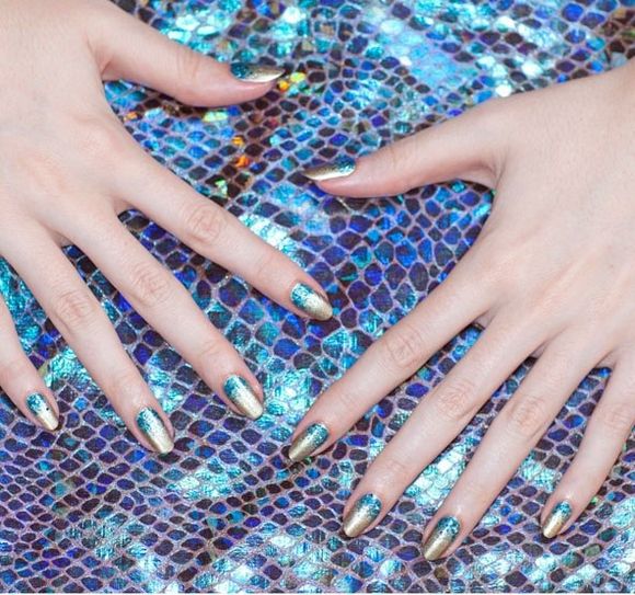 -UK-nail-art-festival-ideas- gold and blue nails