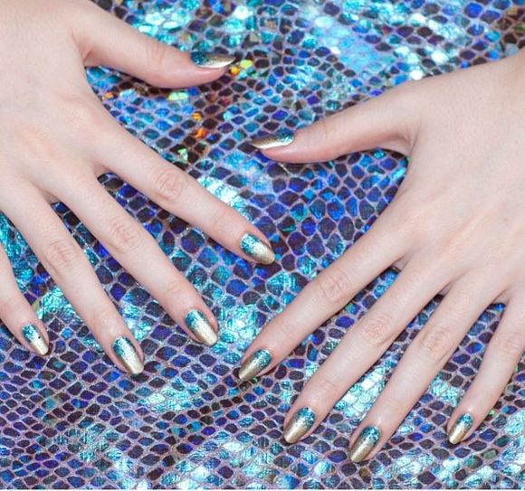 -UK-nail-art-festival-ideas- gold and blue nails