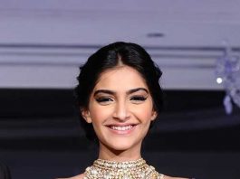 sonam kapoor's boat neck blouse design