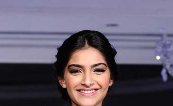 sonam kapoor's boat neck blouse design