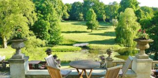 Things to consider while buying garden tables